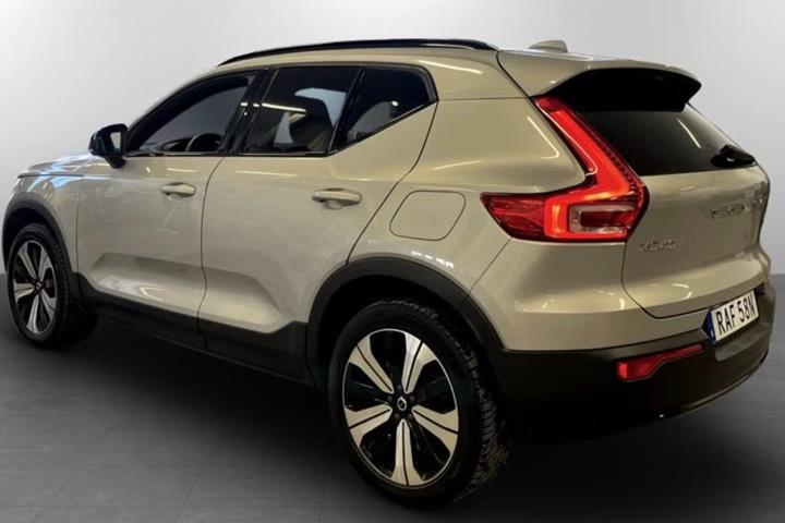 Sølv Volvo XC40 fra 2023