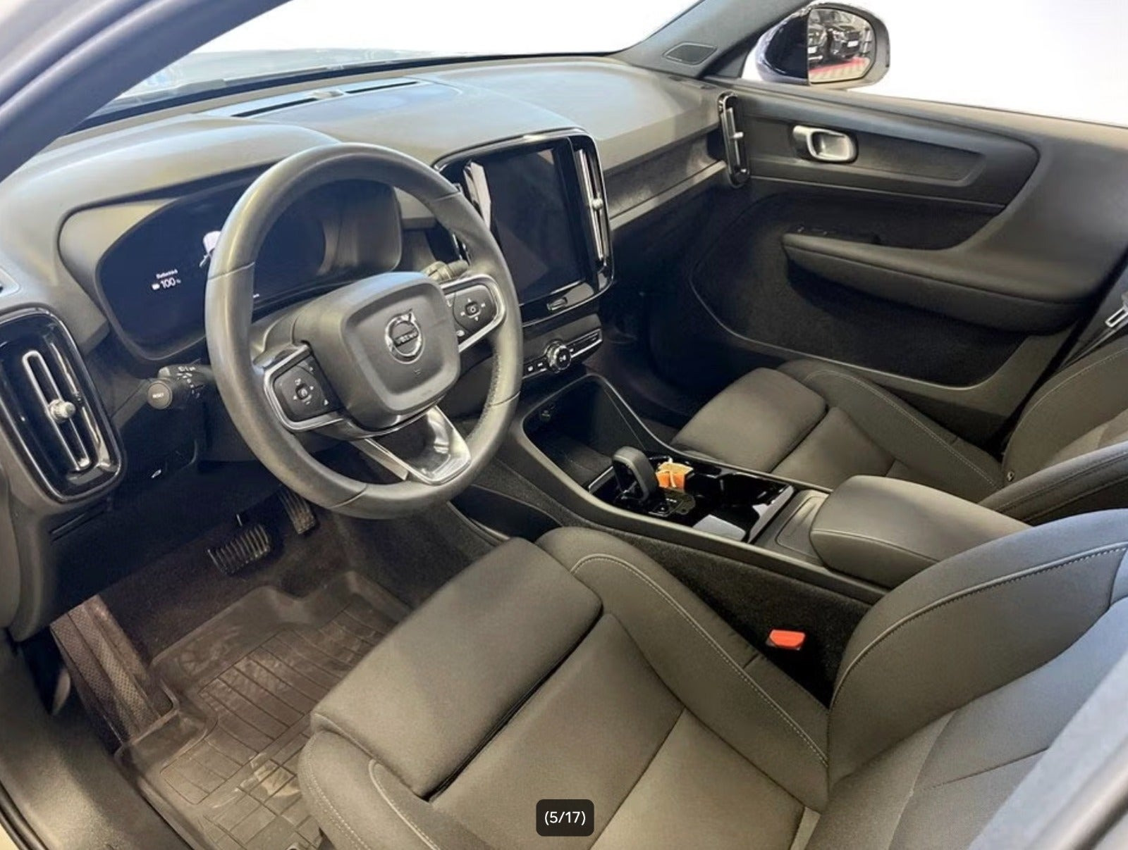 Sølv Volvo XC40 fra 2023