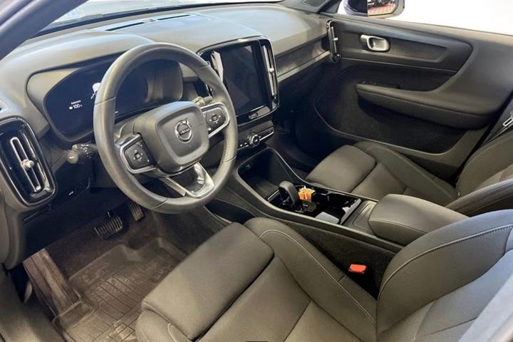 Sølv Volvo XC40 fra 2023