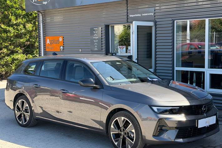Grå Opel Astra-e fra 2024 set udefra