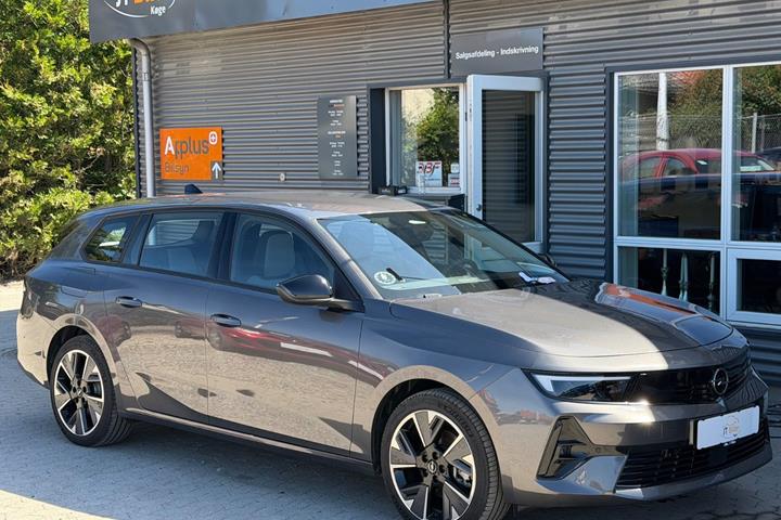Grå Opel Astra-e fra 2024 set udefra