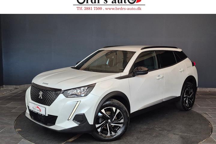 Hvid Peugeot 2008 fra 2023 set udefra