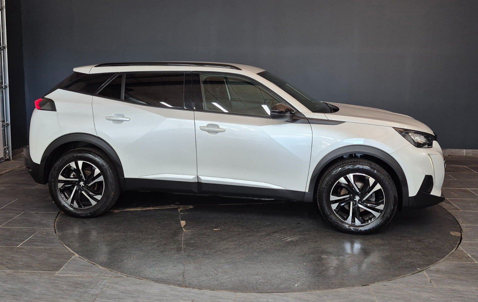 Hvid Peugeot 2008 fra 2023