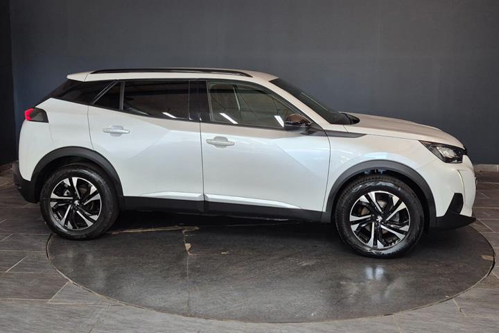 Hvid Peugeot 2008 fra 2023