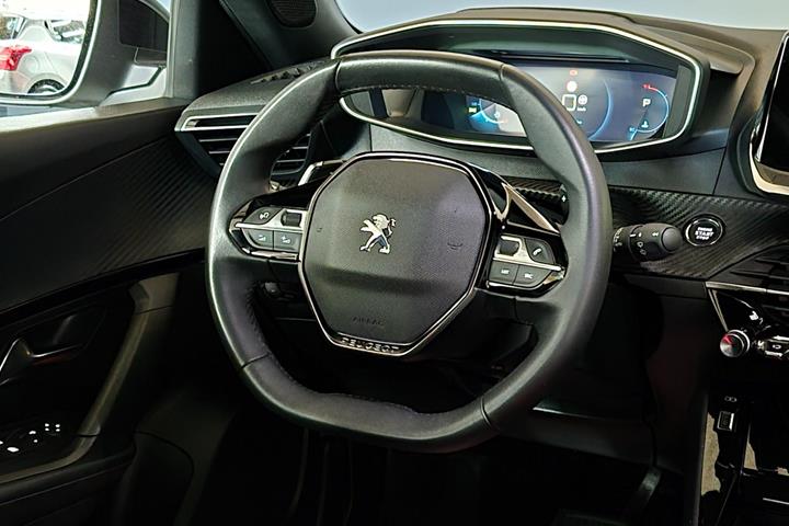 Hvid Peugeot 2008 fra 2023