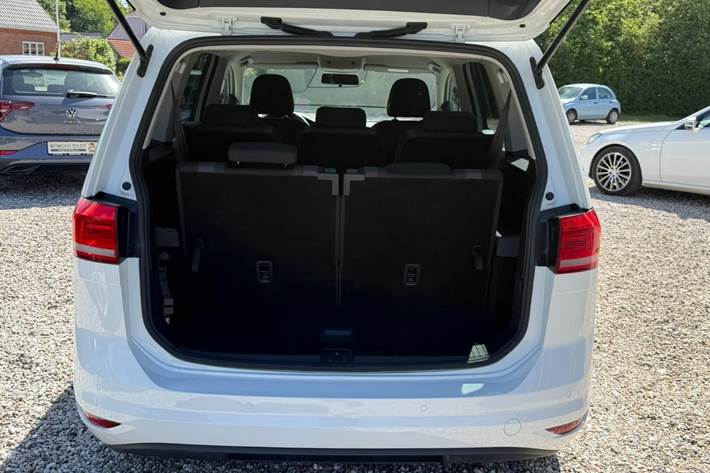 Hvid VW Touran fra 2018