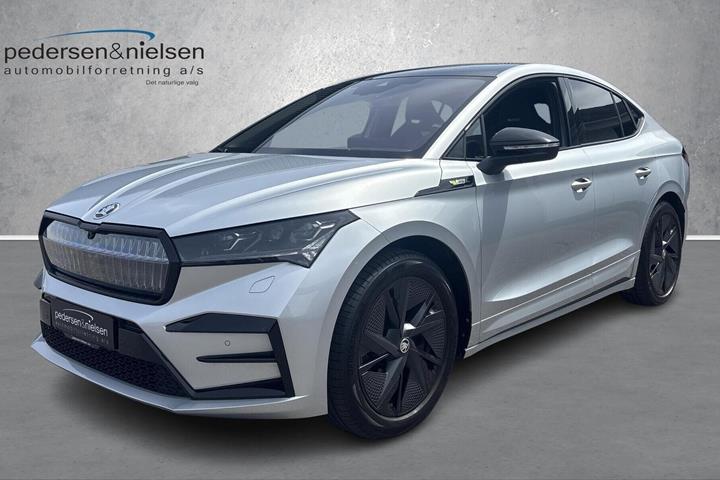 Sølv Skoda Enyaq fra 2024 set udefra