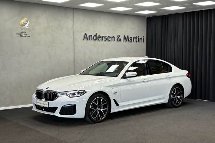Hvid BMW 545e fra 2022