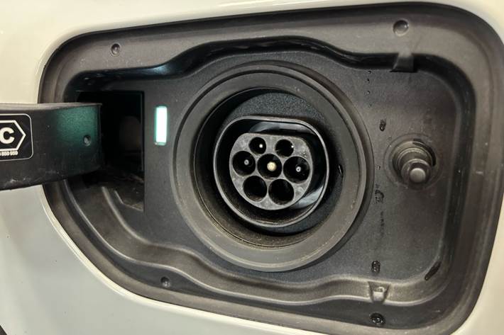 Hvid BMW 545e fra 2022
