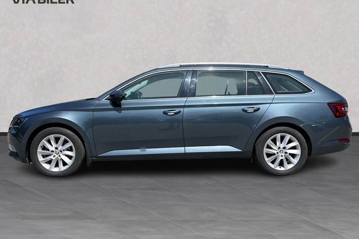Grå Skoda Superb fra 2016