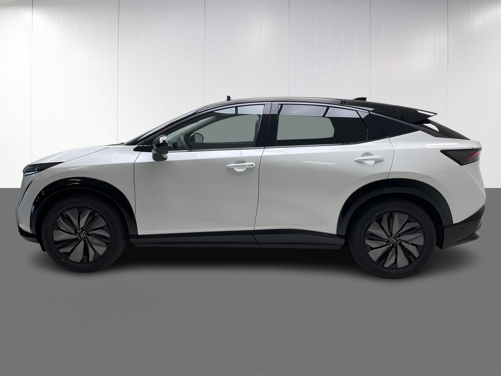 Hvid Nissan Ariya fra 2026 set udefra