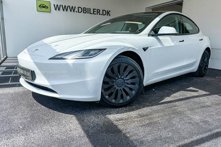 Hvid Tesla Model 3 fra 2024