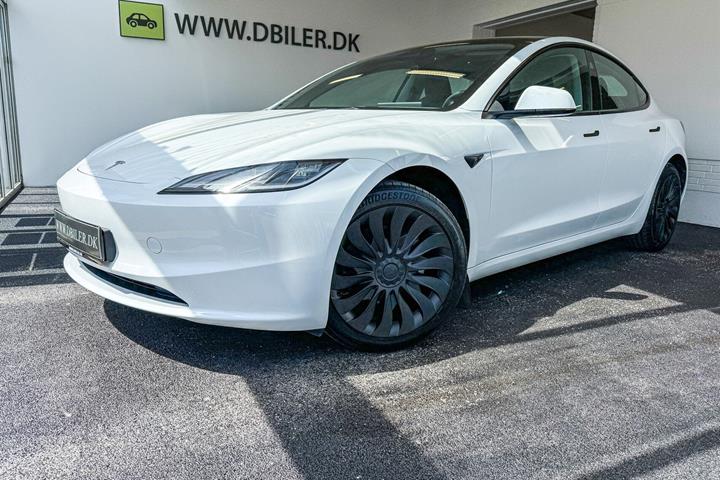 Hvid Tesla Model 3 fra 2024