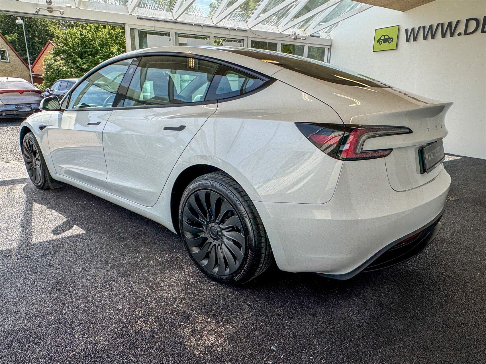 Hvid Tesla Model 3 fra 2024
