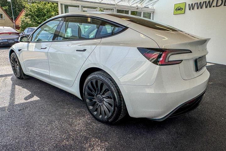 Hvid Tesla Model 3 fra 2024