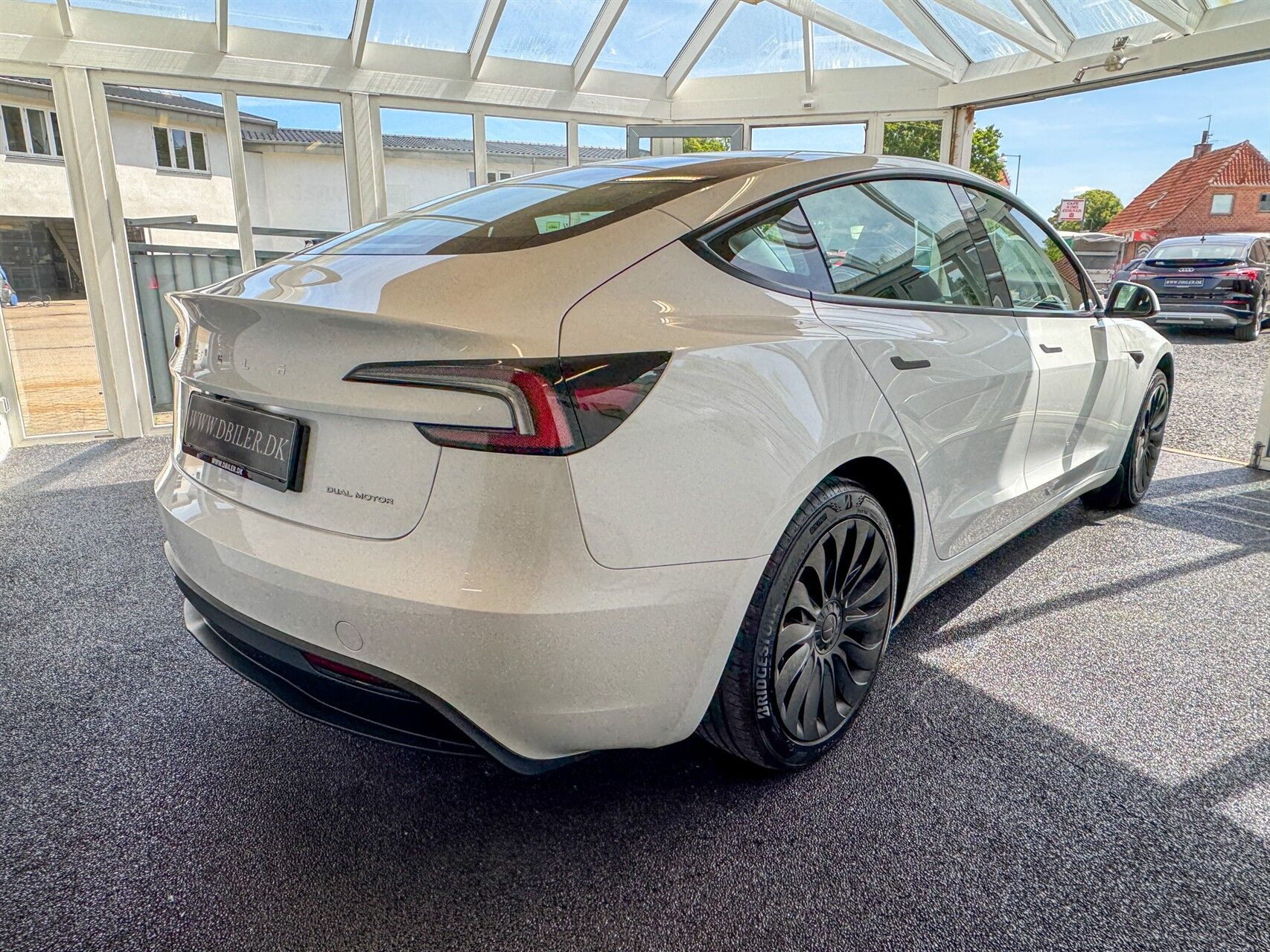 Hvid Tesla Model 3 fra 2024