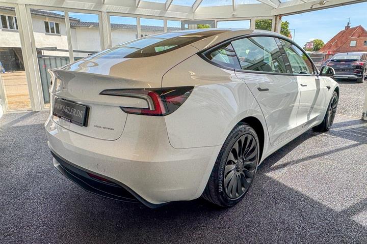 Hvid Tesla Model 3 fra 2024