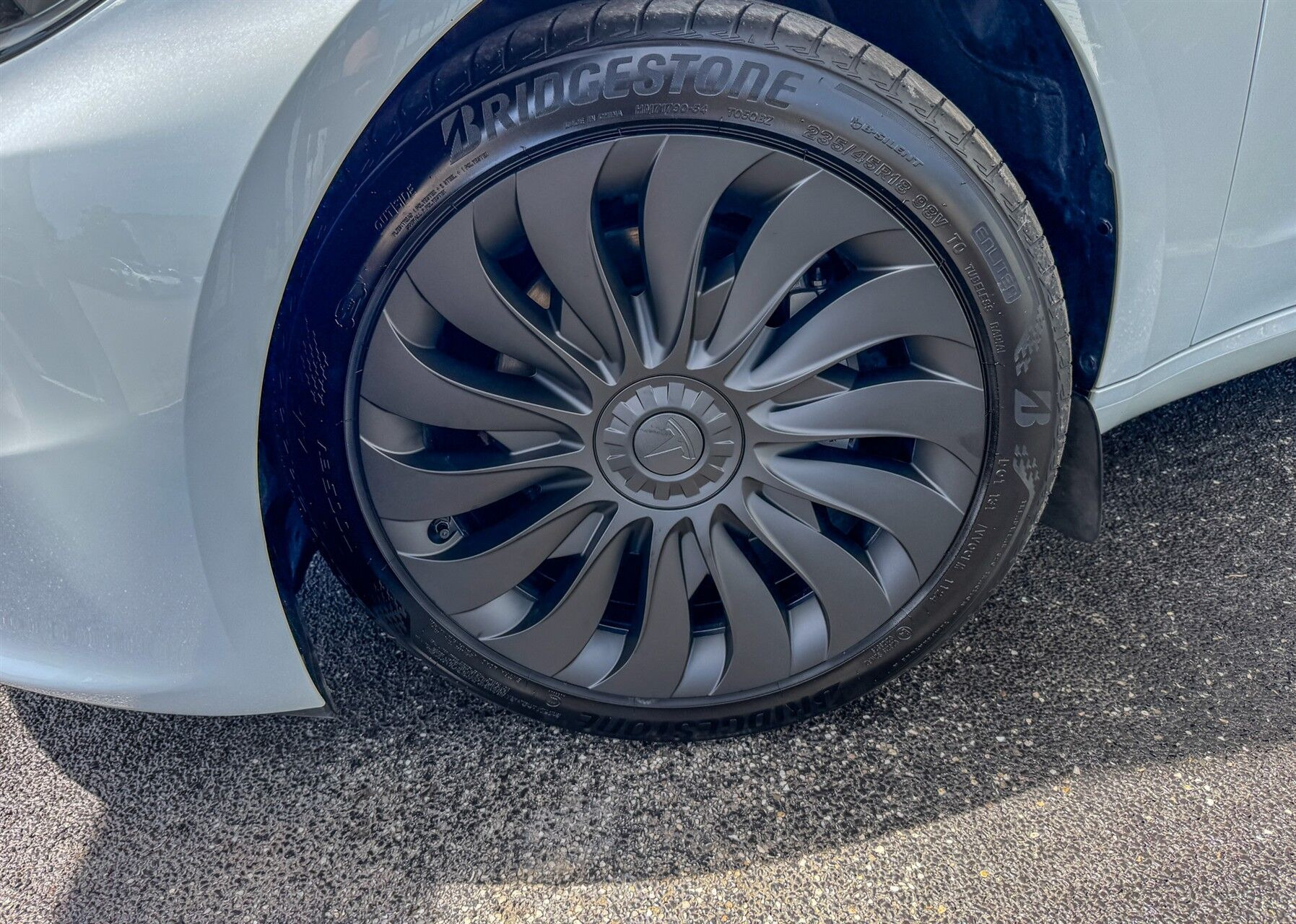 Hvid Tesla Model 3 fra 2024