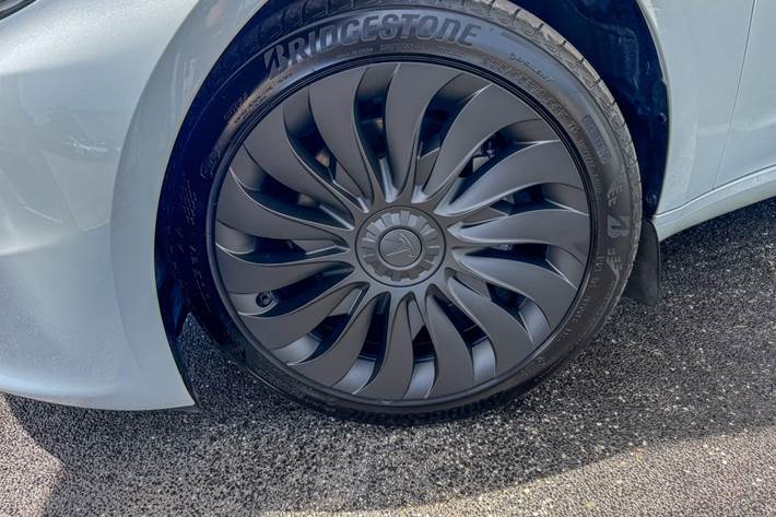 Hvid Tesla Model 3 fra 2024