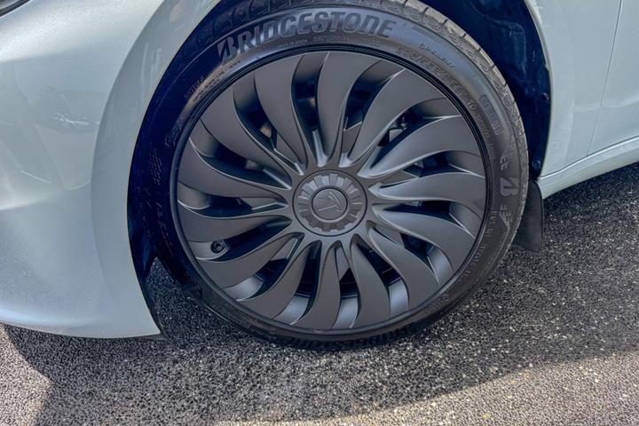 Hvid Tesla Model 3 fra 2024