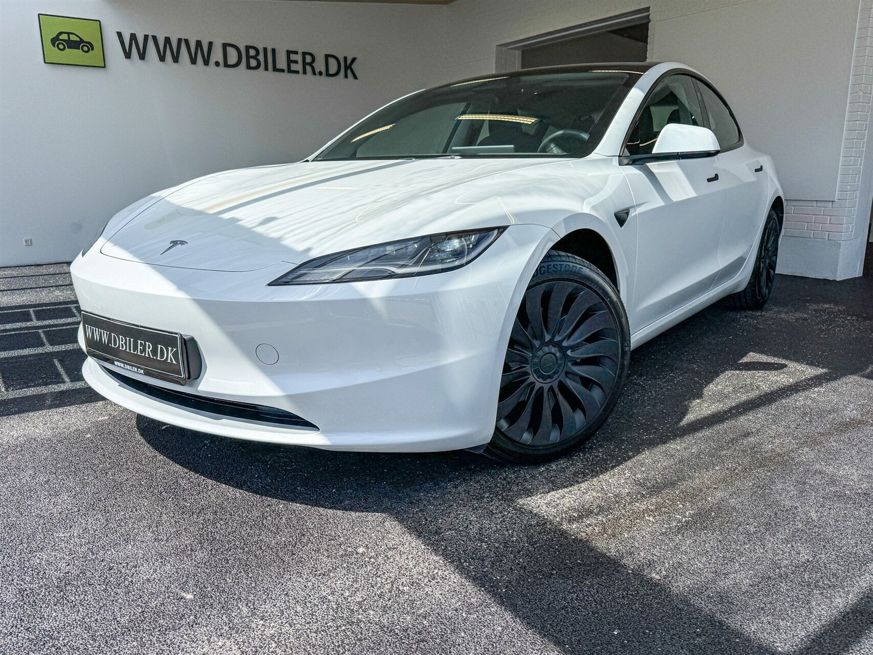 Hvid Tesla Model 3 fra 2024