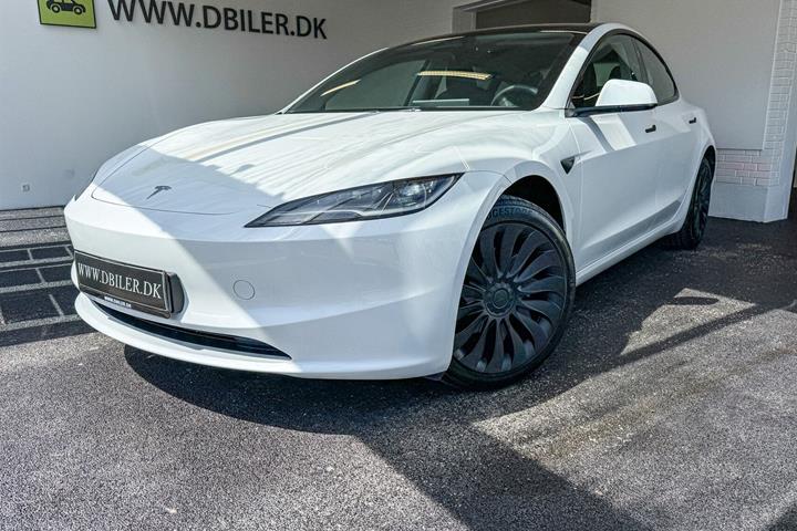 Hvid Tesla Model 3 fra 2024