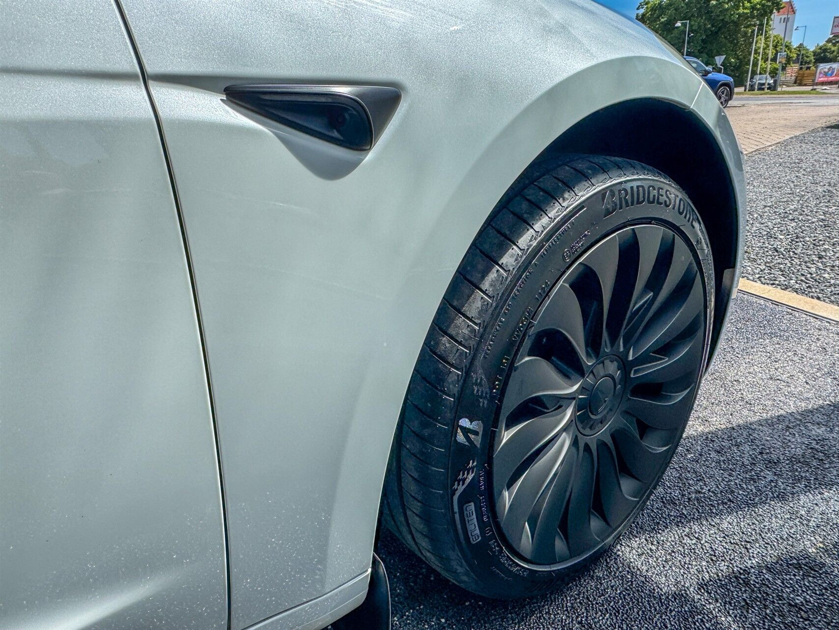 Hvid Tesla Model 3 fra 2024