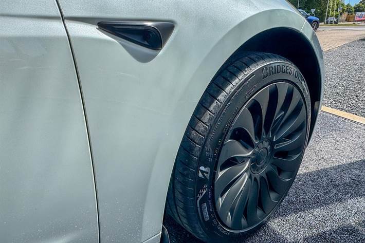Hvid Tesla Model 3 fra 2024