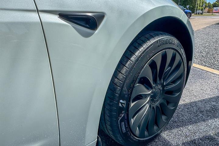 Hvid Tesla Model 3 fra 2024
