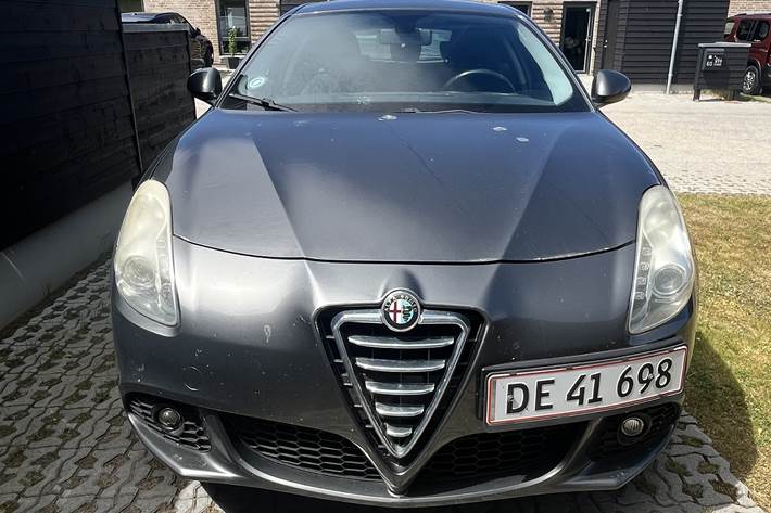 Grå Alfa Romeo Giulietta fra 2011