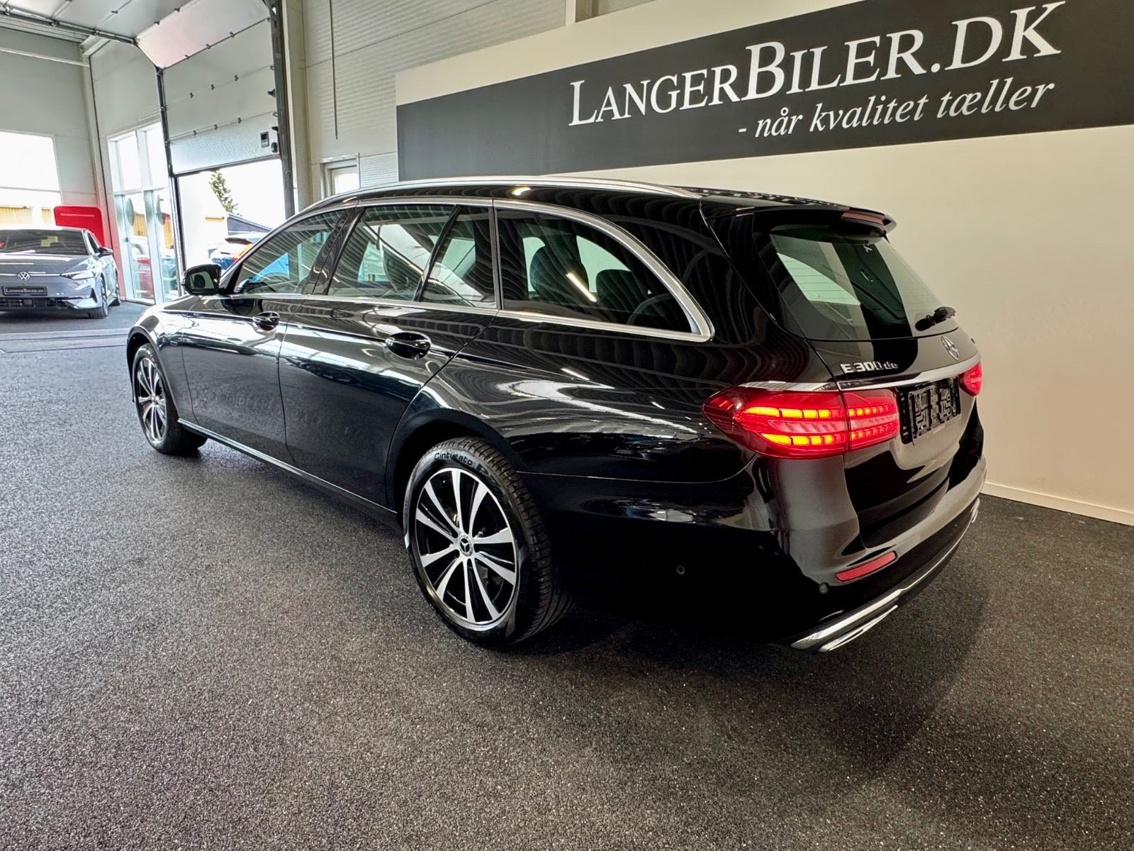 Sort Mercedes E300 de fra 2021