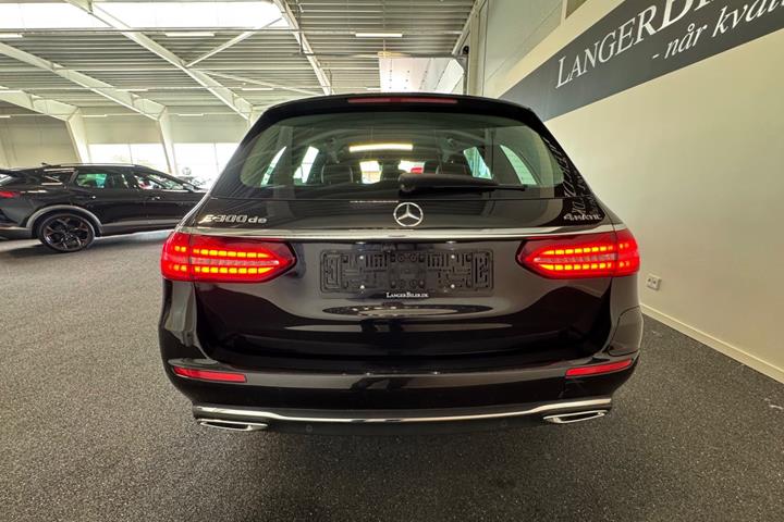 Sort Mercedes E300 de fra 2021