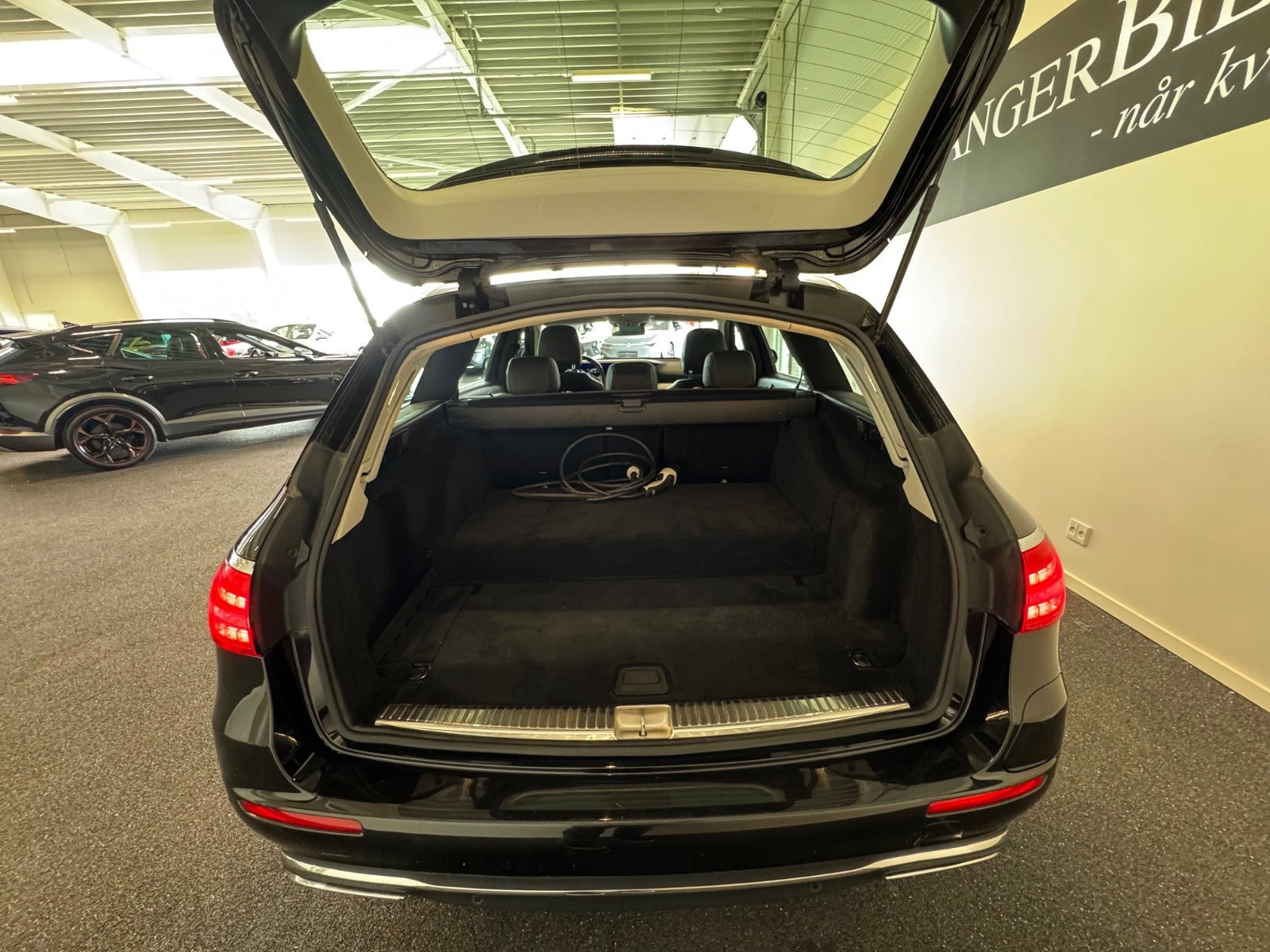 Sort Mercedes E300 de fra 2021