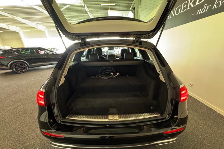 Sort Mercedes E300 de fra 2021