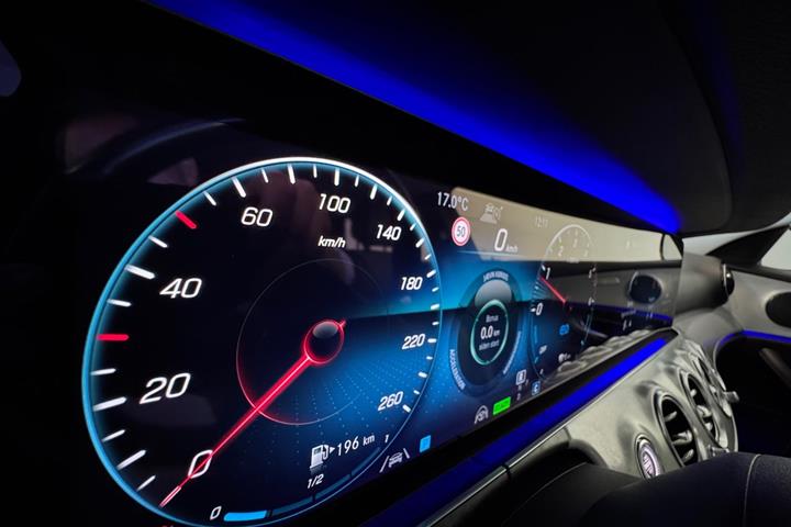 Sort Mercedes E300 de fra 2021