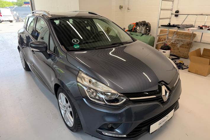 Blå Renault Clio IV fra 2017
