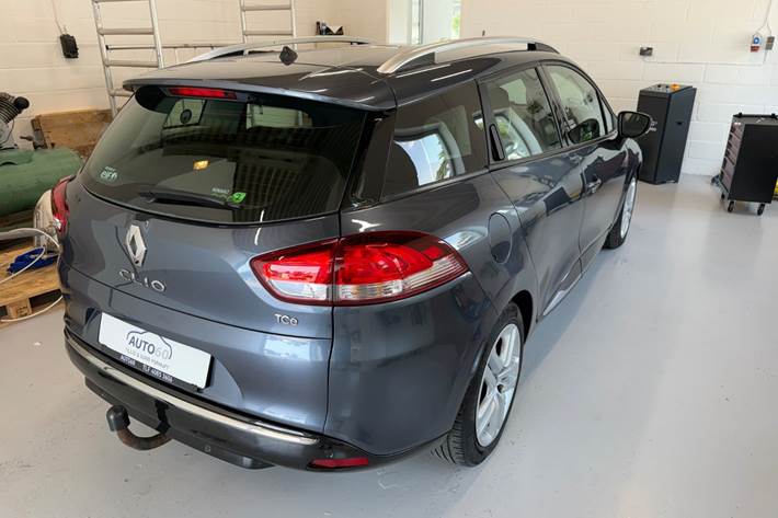 Blå Renault Clio IV fra 2017