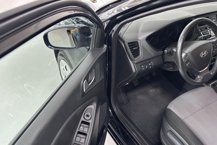 Sort Hyundai i20 fra 2017