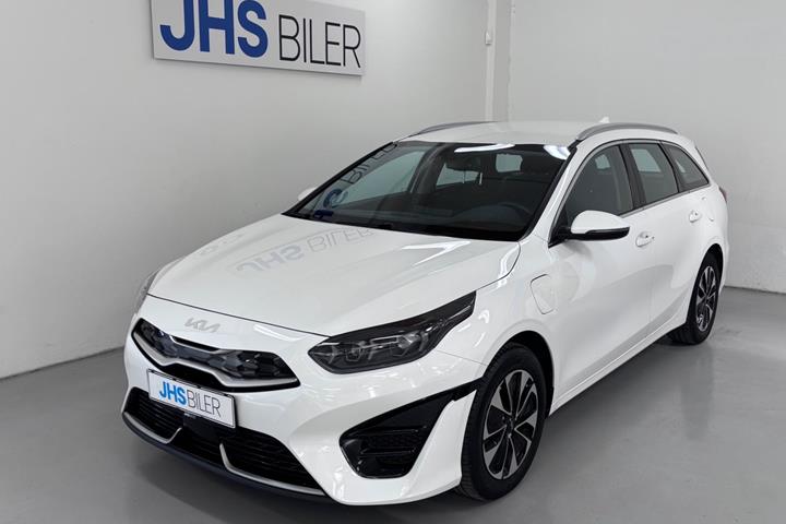 Hvid Kia Ceed fra 2022 set udefra
