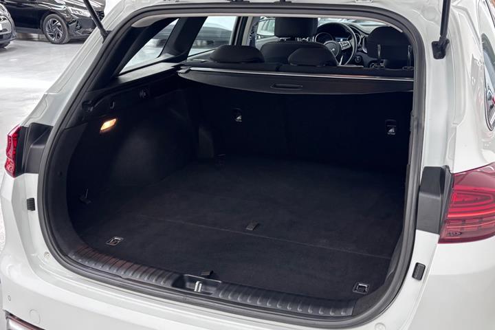 Hvid Kia Ceed fra 2022
