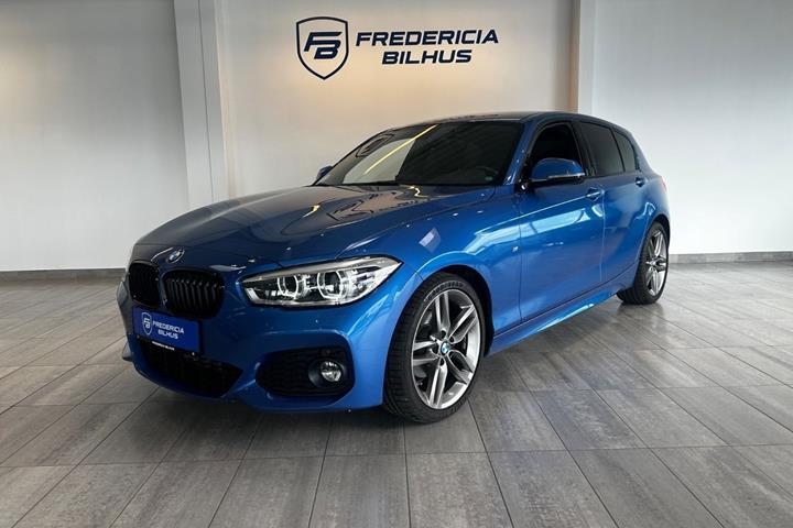 Blå BMW 118i fra 2017 set udefra