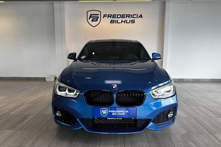 Blå BMW 118i fra 2017