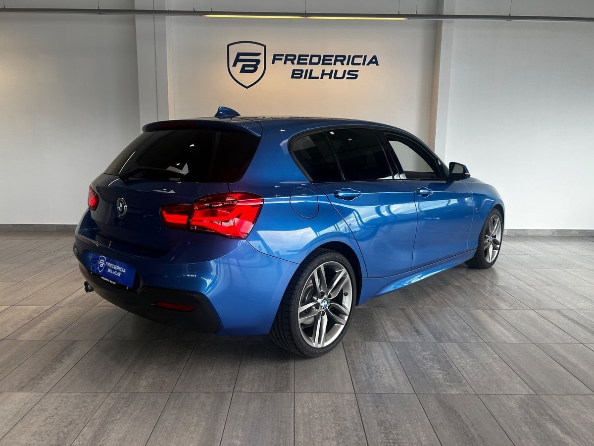 Blå BMW 118i fra 2017