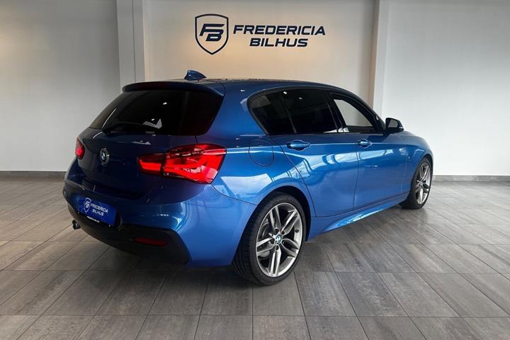 Blå BMW 118i fra 2017