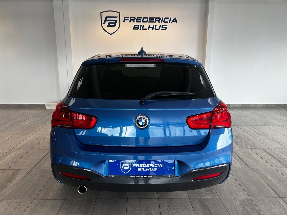 Blå BMW 118i fra 2017