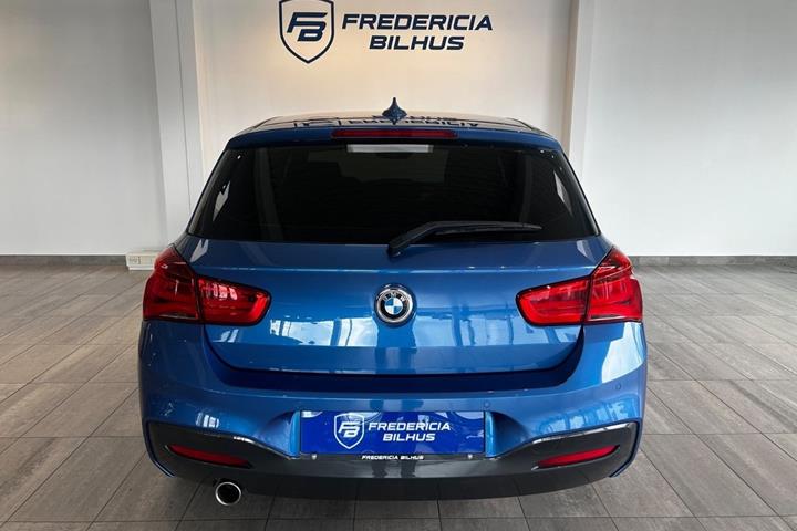 Blå BMW 118i fra 2017