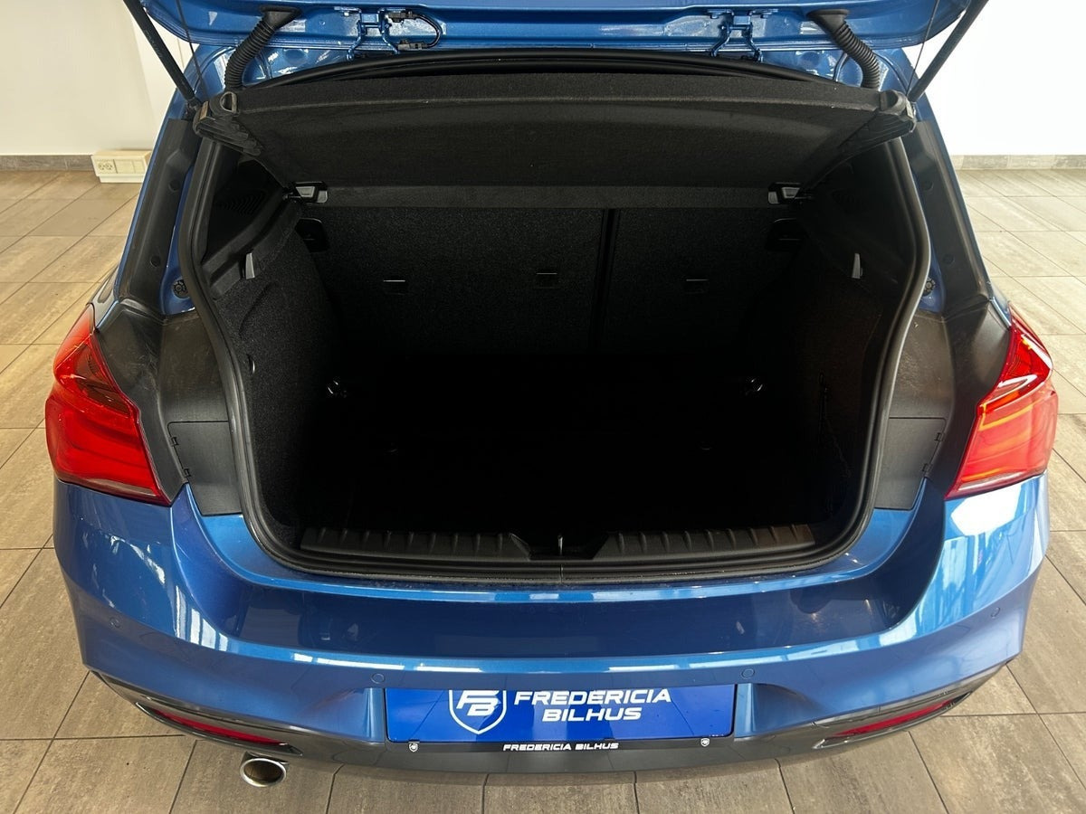 Blå BMW 118i fra 2017