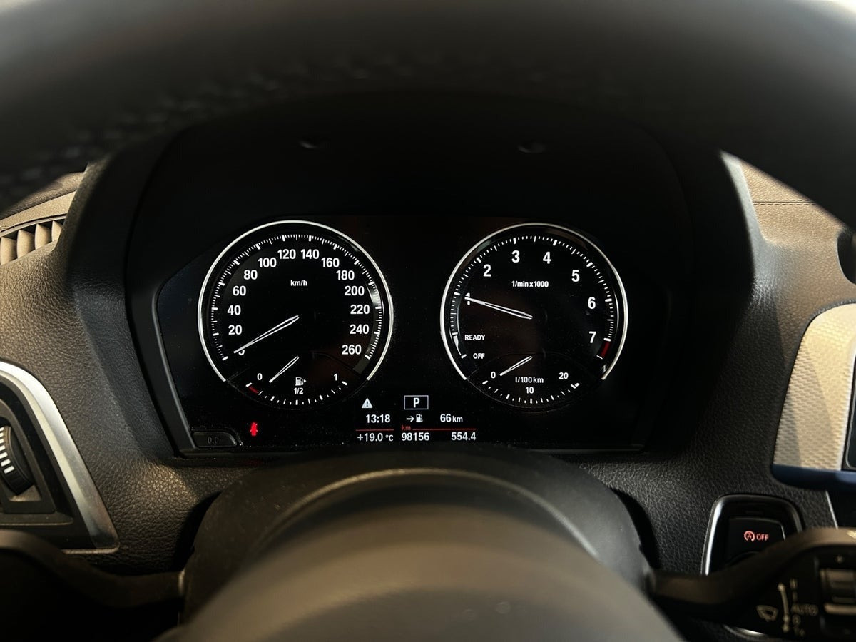 Blå BMW 118i fra 2017