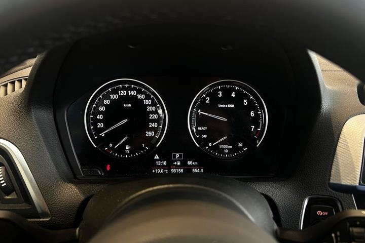 Blå BMW 118i fra 2017