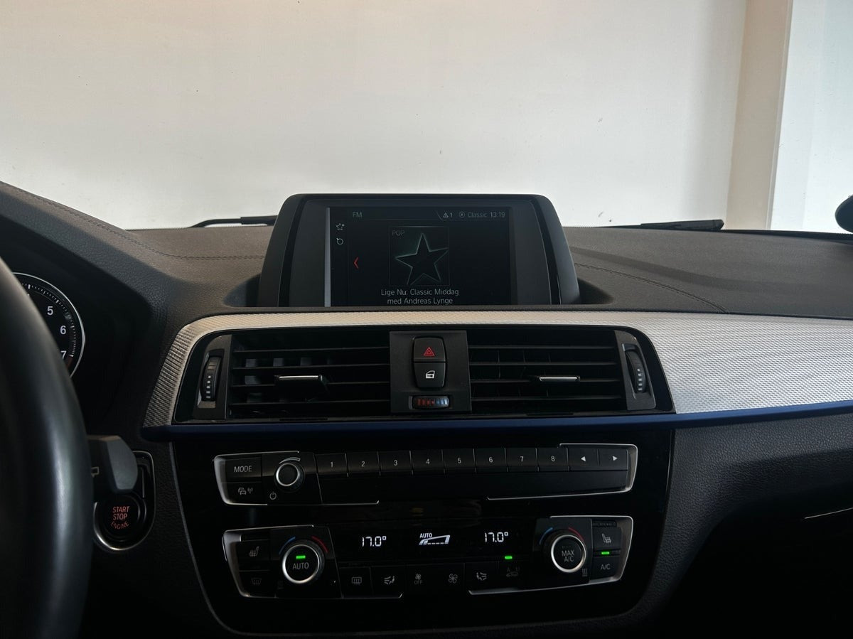 Blå BMW 118i fra 2017